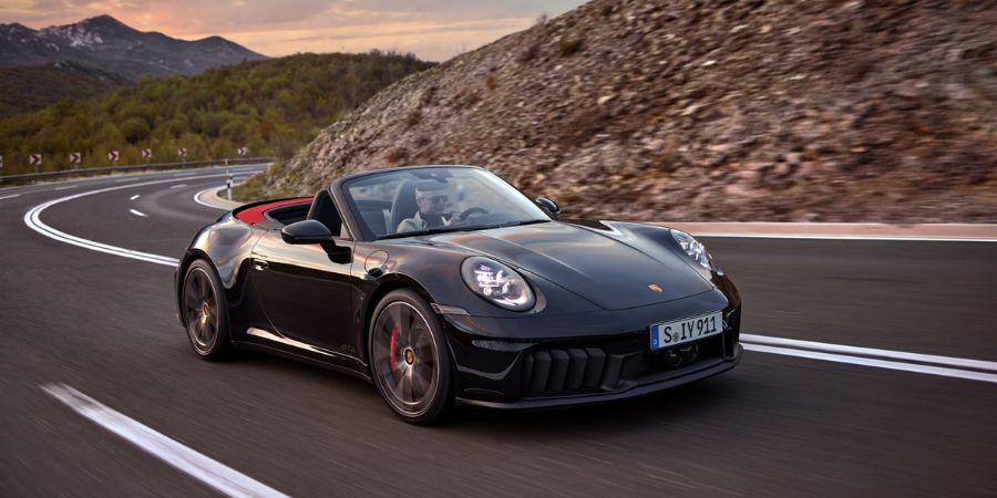 Read more about the article Porsche Powers Up: The 911 Hybrid Takes the Lead in Luxury Performance